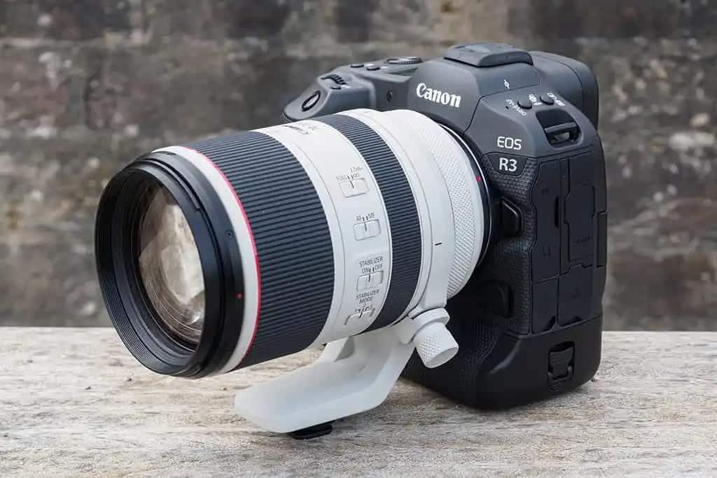 Canon EOS R cam placed on a rough surface